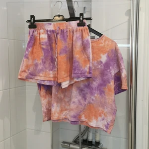 Shorts och tröja  - Säljer shorts och tröja för att jag inte använder den längre