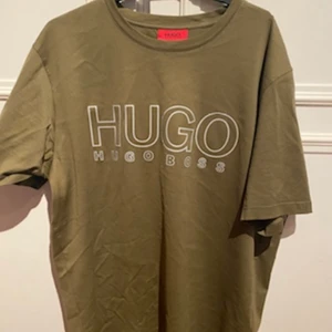Hugo Boss tshirt - Säljer nu min helt oanvända Hugo Boss T-shirt, köpt på Hugo Boss hemsida. Nypris 500kr och säljer denna för 200kr. Storlek M