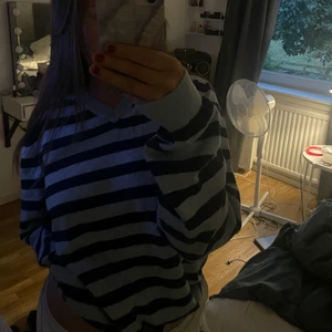 Stickad tröja - Säljer min super super snygga stickade ljus blåa / mörkblå tröja som aldrig kommer till användning:( Lite oversized och jätte fin nu till sommaren💗💙🤍 200kr plus 50kr frakt