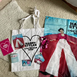 Harry Styles VIP merch love on tour (2020) - EDIT: Sålt sakerna separat istället, det som finns kvar är vykorten och kameralinserna! Intressekoll på en av mina VIP-paket från Love on tour! Detta är den merch som man egentligen skulle fått på turnén 2020 💖