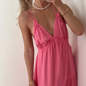 Klänning - Kollar intresset på min superfina rosa långklänning. Använd två gånger💕 Slutsåld 