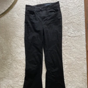 Utsvängda byxor - Utsvängda byxor från Noisy May. Storlek 25/30. Endast använda en gång.