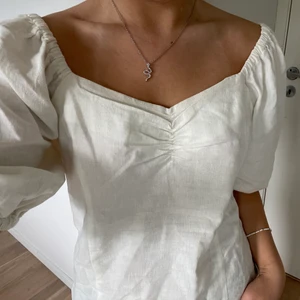 Vit topp - Vit topp från h&m, endast använd en gång, köparen står för frakten på 49kr 