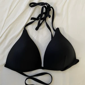 Svart bikiniöverdel  - Bikiniöverdel med lite pushup, aldrig använd,,köparen står för frakten på 49kr
