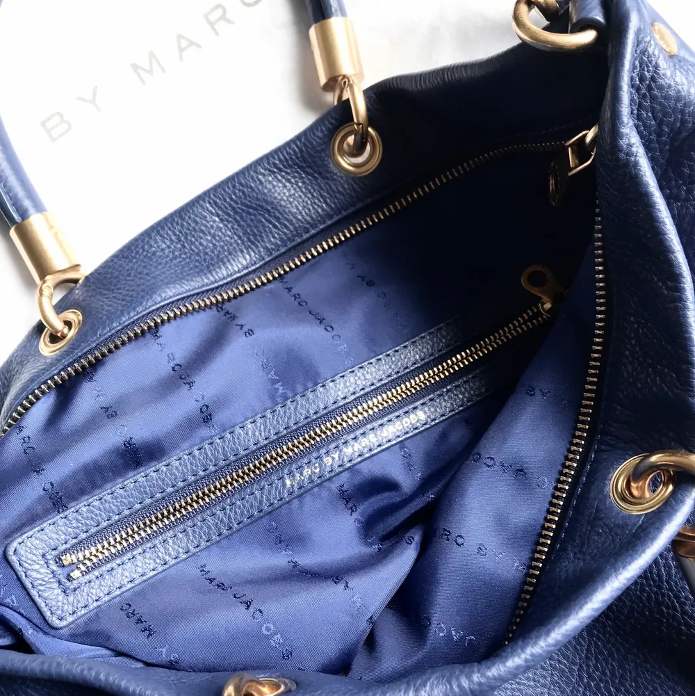 Super fin blå väska från Marc Jacobs. Köpts för några år sen. 100% läder. Toppskick som ny.  Mått, 38x26x11 cm. Väskor.