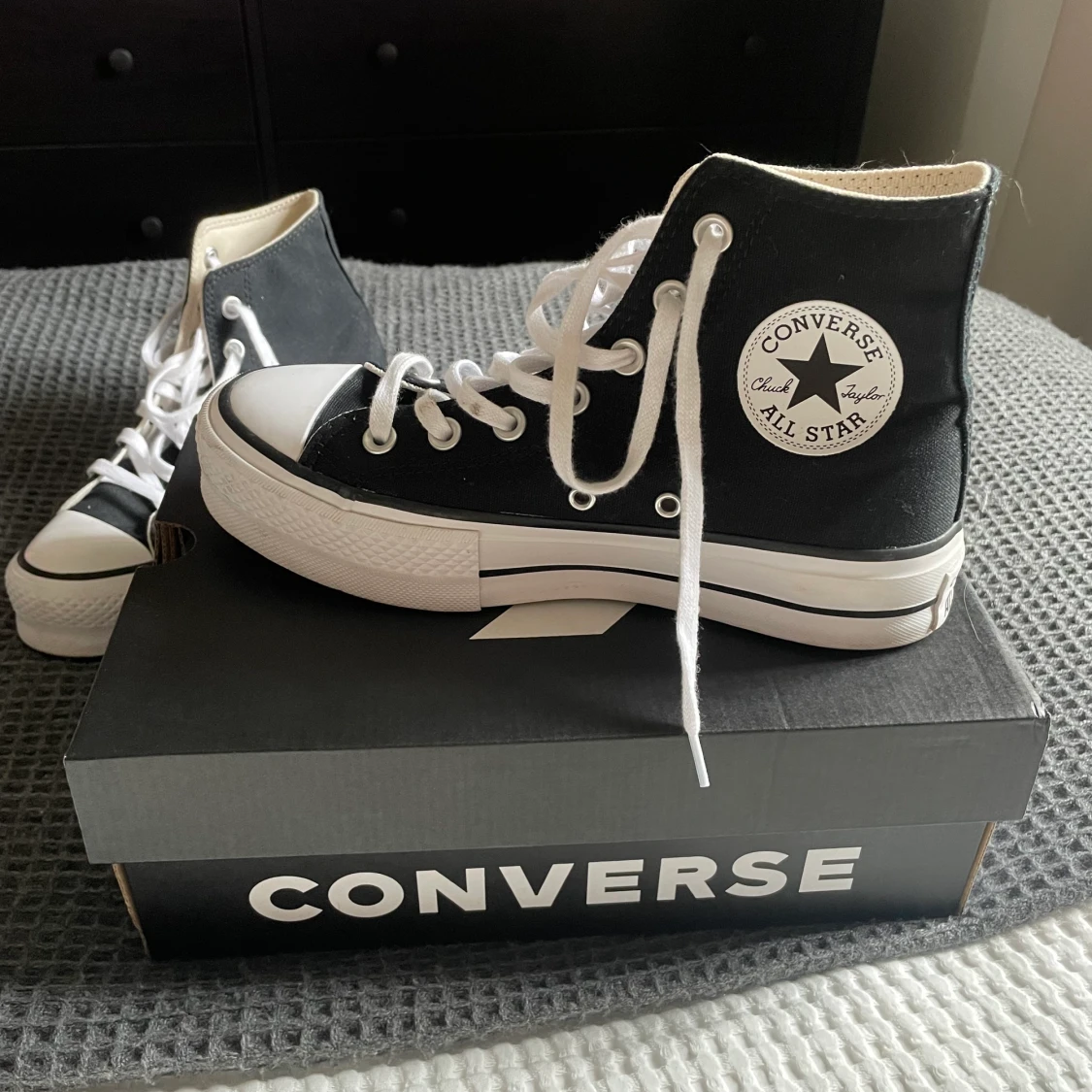 Höga svarta converse 