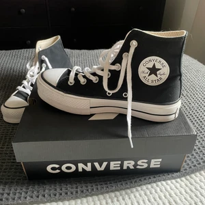 Höga svarta converse  - Säljer mina converse som är använda endast en gång då dom va lite små för mig. Dom hr lite högre platå än vanliga converse och är skitsnygga, säljer även dessa i storlek 38 oanvända i en annan annons💕 köparen står för frakt 