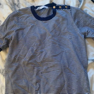 Zara tshirt  - Säljer denna randiga tröjan från zara. Använd ca 1 gång. Säljer pga att den inte längre kommer till användning 