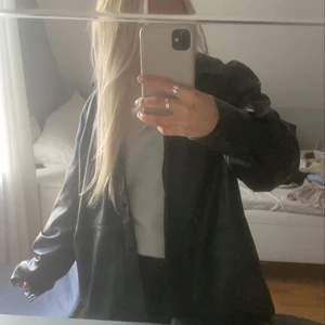 Skinnjacka h&m - Säljer denna fina skinnblazern från h&m, bara använd 1 gång så i väldigt fint skick. Säljer då den inte kommer till användning längre! Den är i Storlek L men är ganska liten i storleken så den sitter fint oversize på mig som brukar ha XS/S❣️❣️