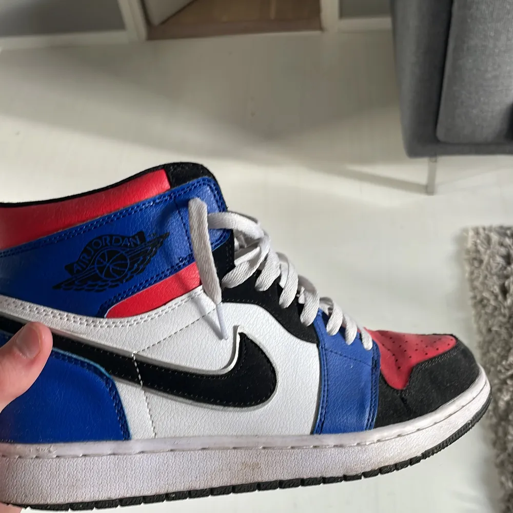 Nike air jordan 1 skor  Bra skick bara lite smutsiga Pris kan diskuteras   . Skor.