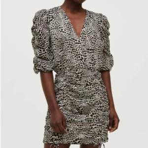Leopardklänning köpt från Gina, använd endast 1 gång Storlek 40