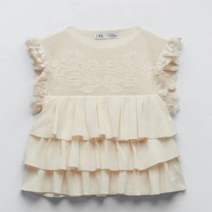 Slutsåld top från zara🤍 - Intressekoll på denna as snygga top från zara, helt slutsåld💞storlek m men passar mig som normalt sätt har xs/s, toppen finns kvar så länge annsen är tillgängligTRYCK INTE PÅ KÖP