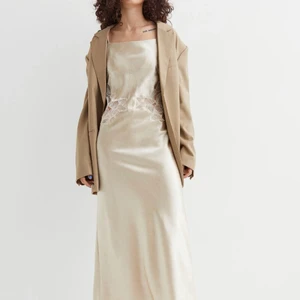 Långklänning - Säljer denna sprillans nya klänningen från H&M i strl 36 då jag glömde lämna tillbaka den. Den är hur fin som helst till fest eller balklänning eller liknande! Ord. Pris 699kr💕