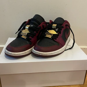 WMNS Air jordan 1 low dark breetroot - Väldigt bra skick, bara använda ett fåtal gånger. Storlek 37,5 Orginalbox finns.