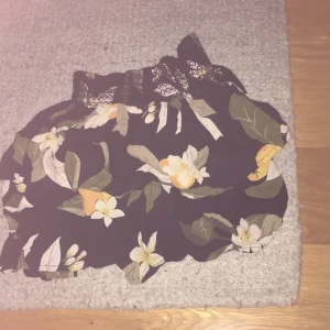 Blommig kjol - Superfin blommig kjol perfekt till sommaren💕