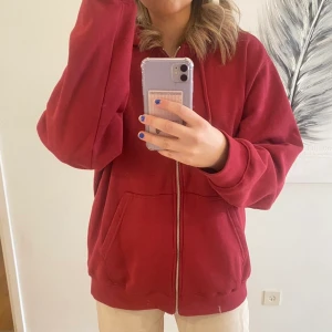 Röd ziphoodie  - Skitsnygg tröja från weekday då den tyvärr inte kommer till användning 😩 Använd några gånger men är i nyckick! 