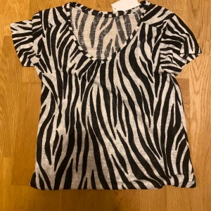 !!SUPER SÖT ZEBRATRÖJA!! - Tröjan köptes på myrorna. ”Vneck” aktig, lös tröja👯‍♀️✨