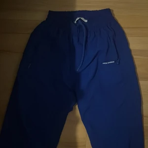 Nicki studios - Dessa blåa fina byxor har jag knappt någon användning för! Använt en gång. Slits där nere som man kan hälsa om man vill öppen eller stängd. 