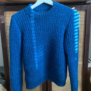 Stickad tröja i så varmt matrial - Så fin blå färg på denna tjockt stickade tröja!