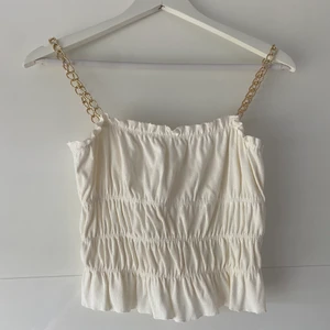 Söt topp  - Säljer denna söta topp. Köpt i Italien, storlek ONESIZE, passar mig perfekt som är en S/M. Köparen står för frakt! 💗