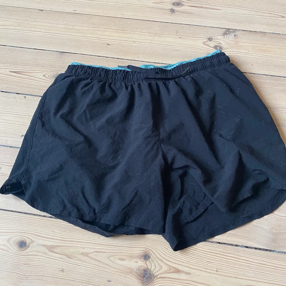 Ett par tränings shorts med insydda cykelbyxor :). Shorts.