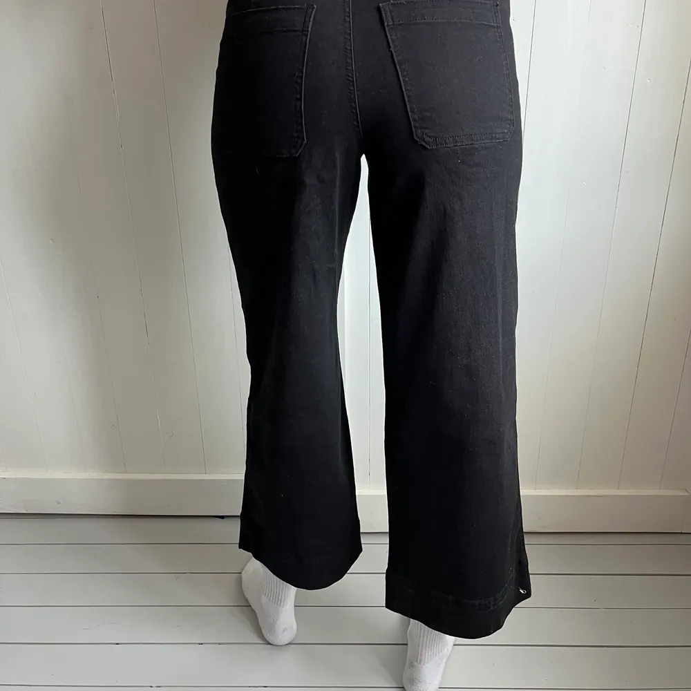 Utsvängda byxor från H&M i storlek 38. HELT OANVÄNDA. Jeans & Byxor.