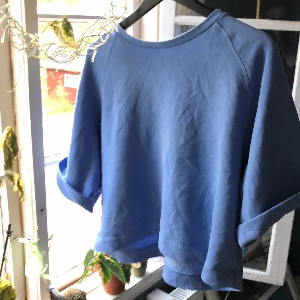 Blå varm tröja, fluffigt innehåll och väldigt skönt material. Passar till allt  . Tröjor & Koftor.