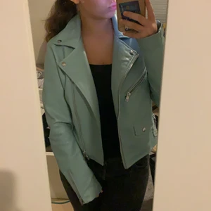 Skinnjacka - Säljer min turkosa/ljusblåa skinnjacka från bershka. Den är lite stor i ärmarna och kommer ej till användning. Har många fina detaljer. Är liten i storleken passar mig som har M