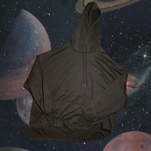 Svart hoodie med tryck på ryggen - Storlek Xs, modellen är stor. Frakten ingår i priset 