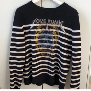 Zadigtröja - Supercool tröja från zadig i skönt material. Perfekt skick och knappt använd, 100% Cashmere och så skön💕 Köpt för ca 2000 säljer för 600❤️