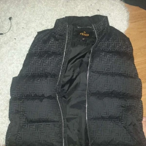 Fendi Jacket - Fendi jacka är som helt ny. Har hadt på den i runt 3 månader den är köpt från italy.pricet kan diskuteras.