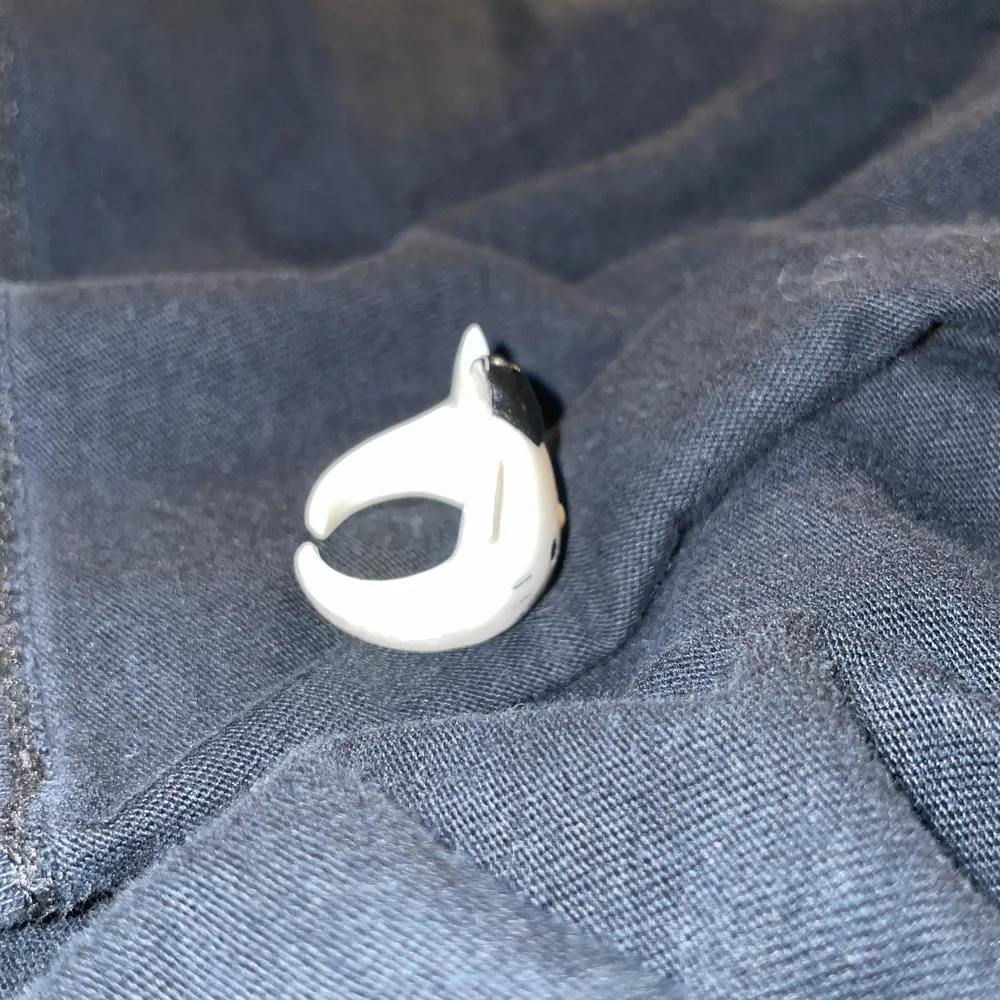 Cool ring? Ja. Här är ringen för dig som kan ditt mode. Här är den. Till ett alldeles utmärkt utgångspris, ska den bli din? Det avgör du! Buda på folket🏳️‍🌈😼🍄. Accessoarer.