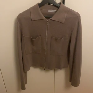 Åhléns kofta - Säljer denna super snygga och trendiga kofta/jacka från Åhléns i den beiga färgen. Använd fåtal gånger och super fint skick🤍🤍