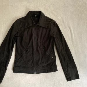 Svart jeansjacka - Svart jacka i najs modell med snygga sömdetaljer som passar till allt, perfekt till våren/hösten! Originellt från H&M 💘