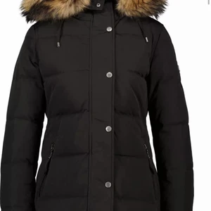 Hollies Subway - Säljer min jätte fina Hollies Subway jacka i svart. En jätte fin och lång vinter jacka. Köptes förra året och användes på vintern. Köpt för 4600kr och säljer för endast 1500kr! Pris kan diskuteras. Helt äkta och i fint skick. 