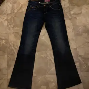 Dom är jätte bra skick! Lågmidjade bootcut jeans!