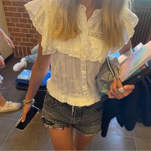 Zara blus - Säljer nu min jätte fina blus från Zara, helt oanvänd så alltså i nytt skick💕💕 Storlek L då den är väldigt kort i modellen. (Lånade bilder) fråga för egna💕