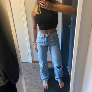 Jeans - Skitsnygga jeans från Gina tricot i modellen 90 highwaist. Använda en gång men inte mer än det och där av Varflr jag säljer dem. Köpta för 499kr. Köparen står för frakt 