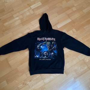 Iron Maiden hoodie med fickor!! srlk M (män). Superskön!! 200 + 66 kr frakt