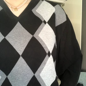 Argyle sweatshirt  - Jättefin och bra skick från atlant. Storlek XL men sitter också fint oversized på mindre storlek😊 baksidan är helt svart samma med ärmarna💗 frakt runt 50kr, skriv för fler bilder eller frågor😊