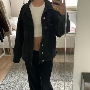 Oversized jeans javka - as ball oversized jeans jacka från hm använd endast 1 gång alltså i helt nytt skick. Str XS men passar upp till M beroende p hur man vill att den ska sitta 🫶🏼