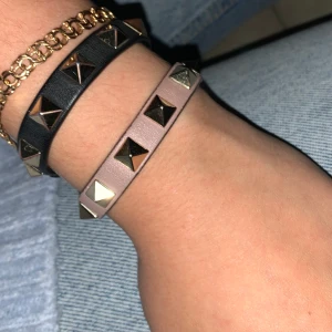 Valentino Armband - Säljer nu mitt äkta Valentinoarmband då jag fått ett nytt! (Säljer det ljusa) Använt men inget som syns, nypris ca 2000, säljer för 1000 (pris går att diskutera men inga skambud) ❤️❤️❤️