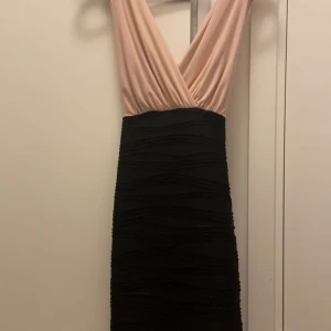 Klänning  - Klänning storlek M (passar S också) frakten är 80kr) köparen står för frakten!!