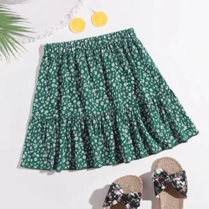 Kjol - En grön kjol med blommor på som är helt ny💖