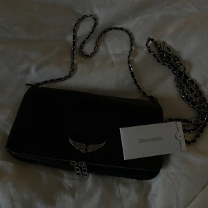 Zadig & Voltaire  - Säljer min Zadig väska som inte kommer till användning längre. Väskan är i ett mycket bra skick! Ursprungs pris 3500.   Skicka meddelande för fler bilder🤎