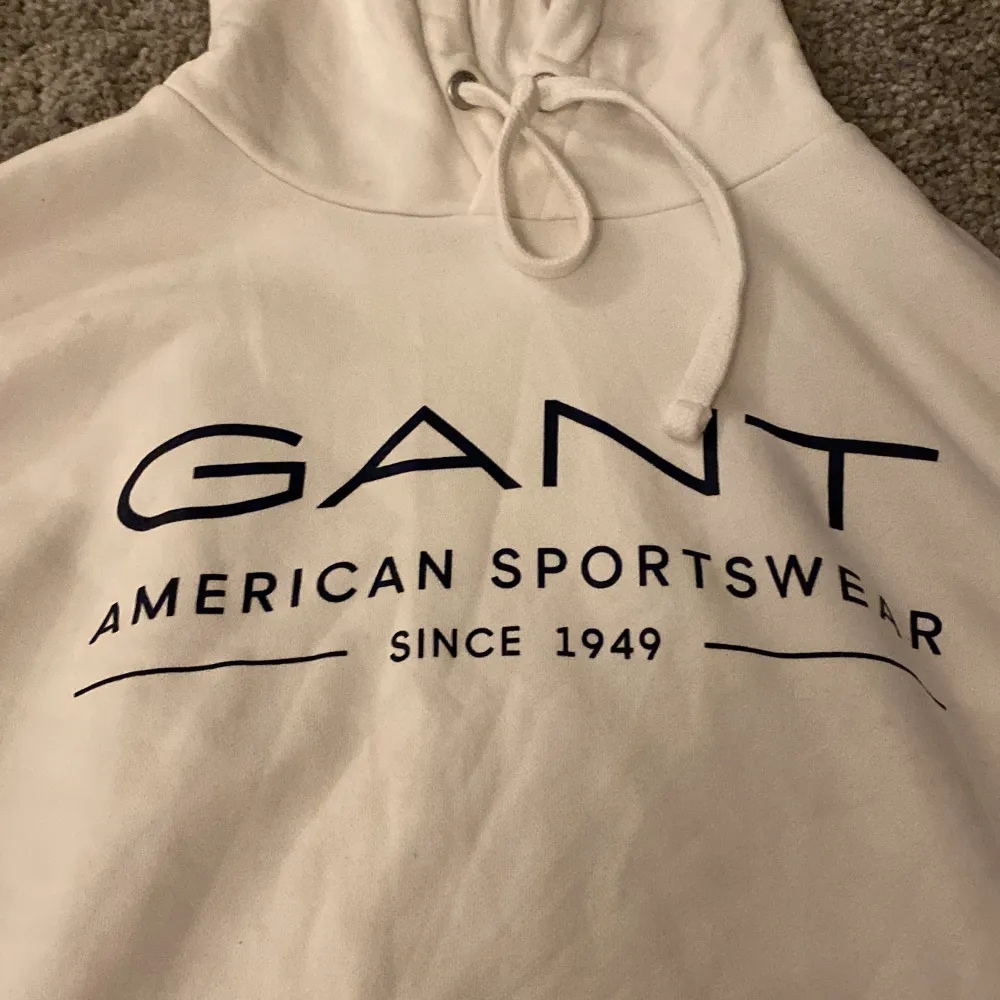 Gant hoodie st S, sitter ganska tajt på mig iaf, lite små fläckar som knappt syns, tvättas innan de skickas, vill ha pengarna innan de fraktas.. Hoodies.