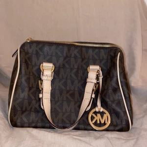 MICHAEL KORS väska - Helt o använd väska!!! Kostade runt 3000 när ja köpte