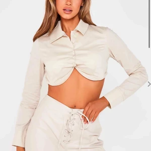 Topp  - Aldrig använd. Storlek 36 (beige färg)