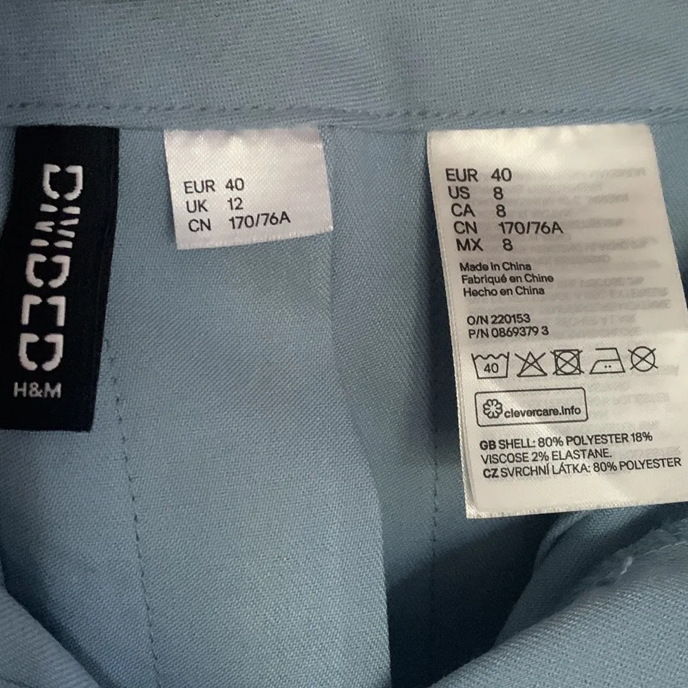 Ljusblå plisserad kjol storlek 40 - Väger 240g - H&M DIVIDED. Kjolar.