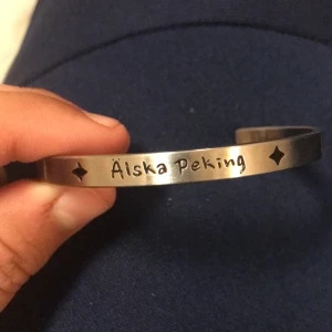 Ifk Norrköping armband - Armband i okänd metall Finns 5 oöppnade och 7 öppnade 1 st oöppnad - 50kr 2 st oöppnade - 60kr 3 st oöppnade - 90kr 4 st oöppnade - 110kr 5 st oöppnade - 125kr Alla öppnade kostar 30kr st och då blir det + 30 på varje oöppnad!!!